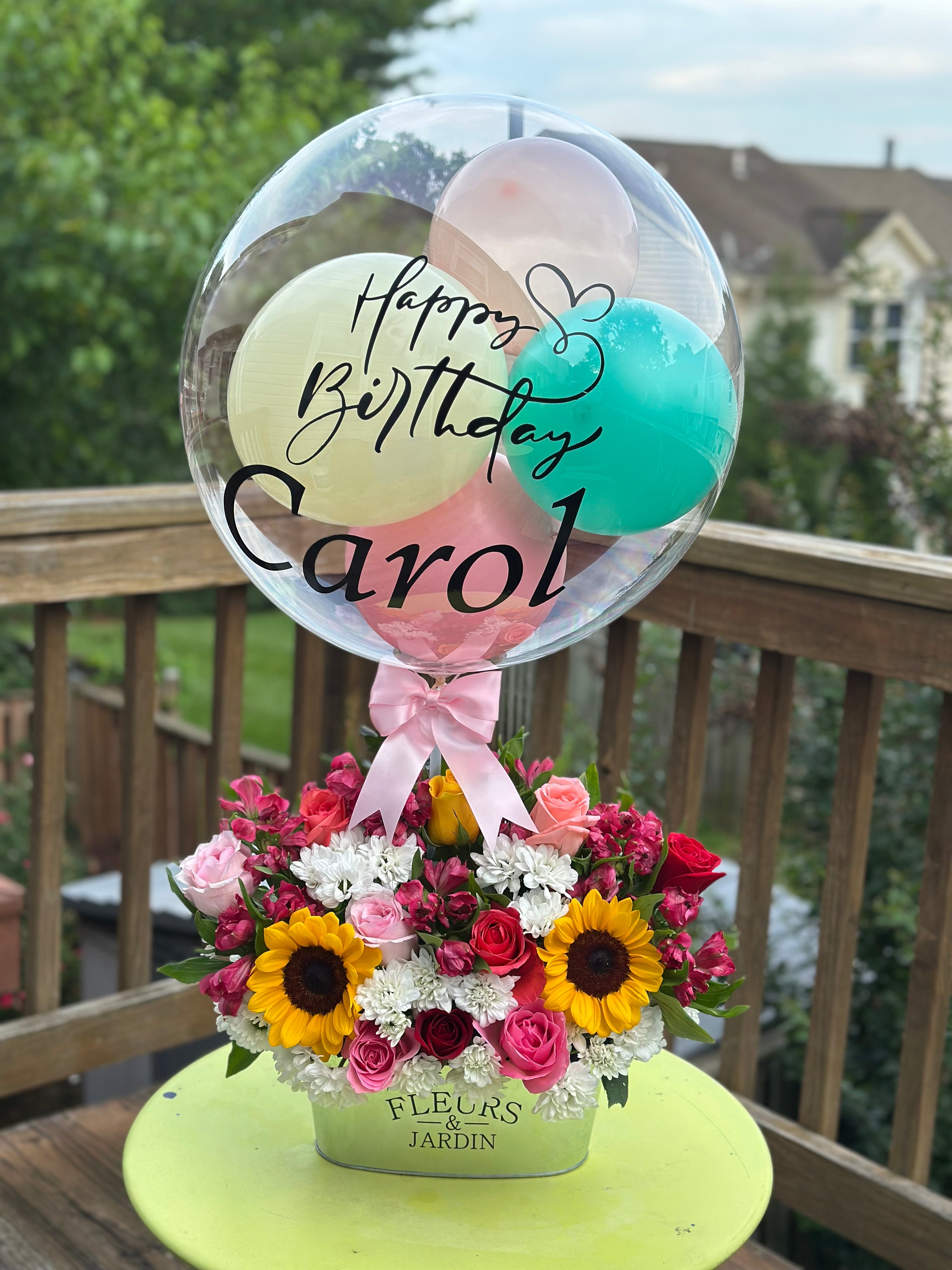 Vibrant Bloom Arrangement | Arreglo Floral Vibrante con Globo Personalizado