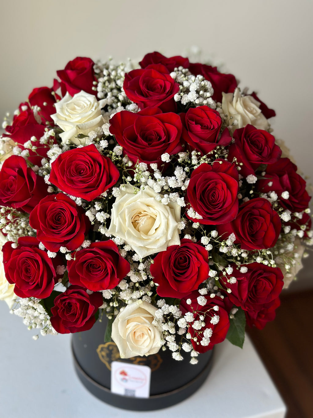Fifty Roses Cylinder Box – Dual-Tone Rose Arrangement | Arreglo de 50 Rosas en Caja Cilíndrica