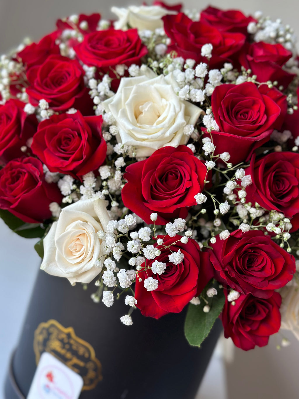 Fifty Roses Cylinder Box – Dual-Tone Rose Arrangement | Arreglo de 50 Rosas en Caja Cilíndrica