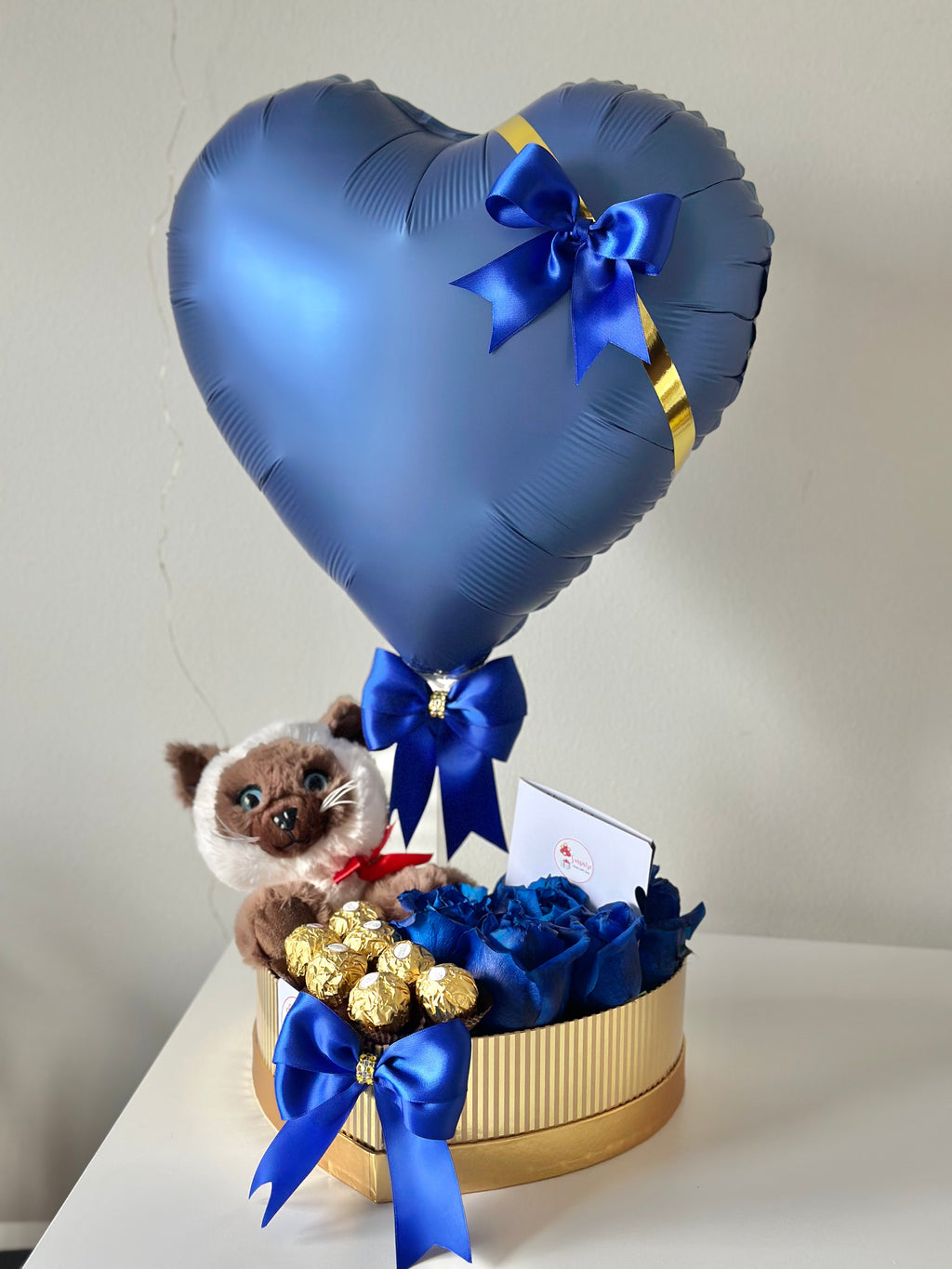 Blue Cuddle Heart | Corazón Azul con Rosas, Ferrero, Peluche y Globo
