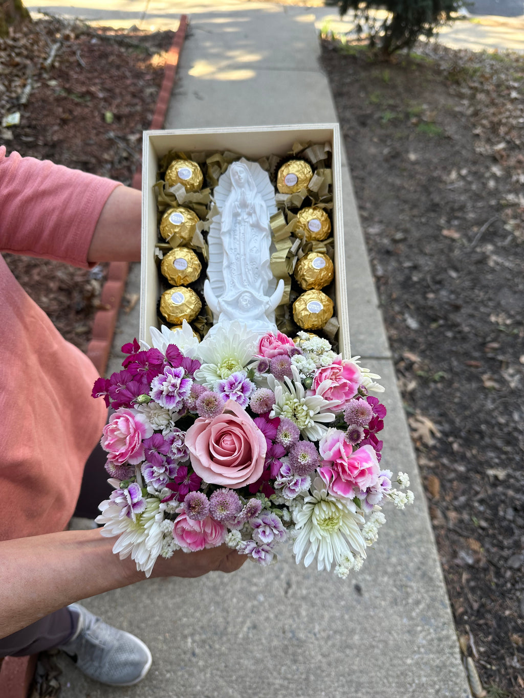 Virgen Box for Mom | Caja con Flores, Ferrero y Estatua de la Virgen
