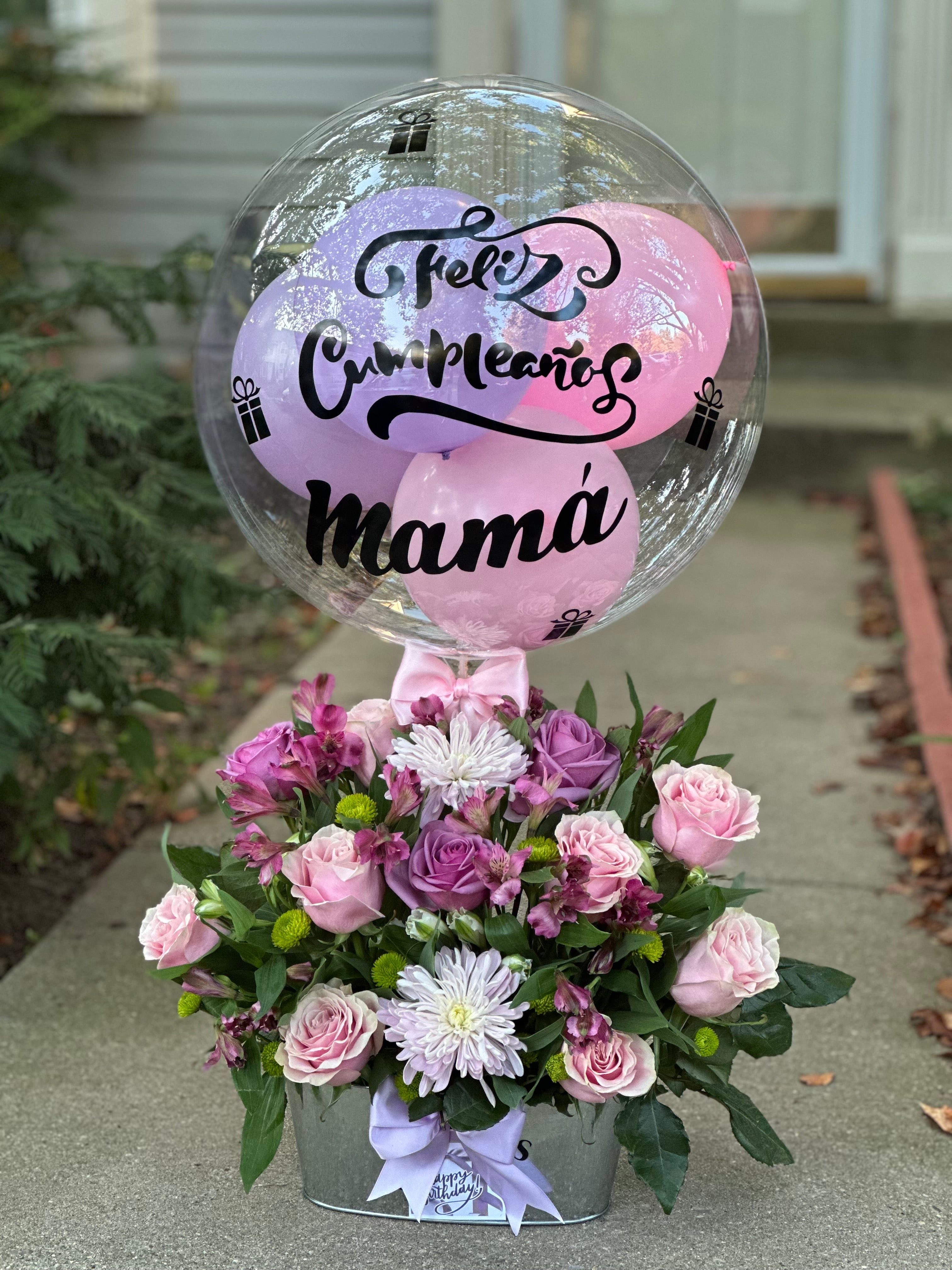 Vibrant Bloom Arrangement | Arreglo Floral Vibrante con Globo Personalizado