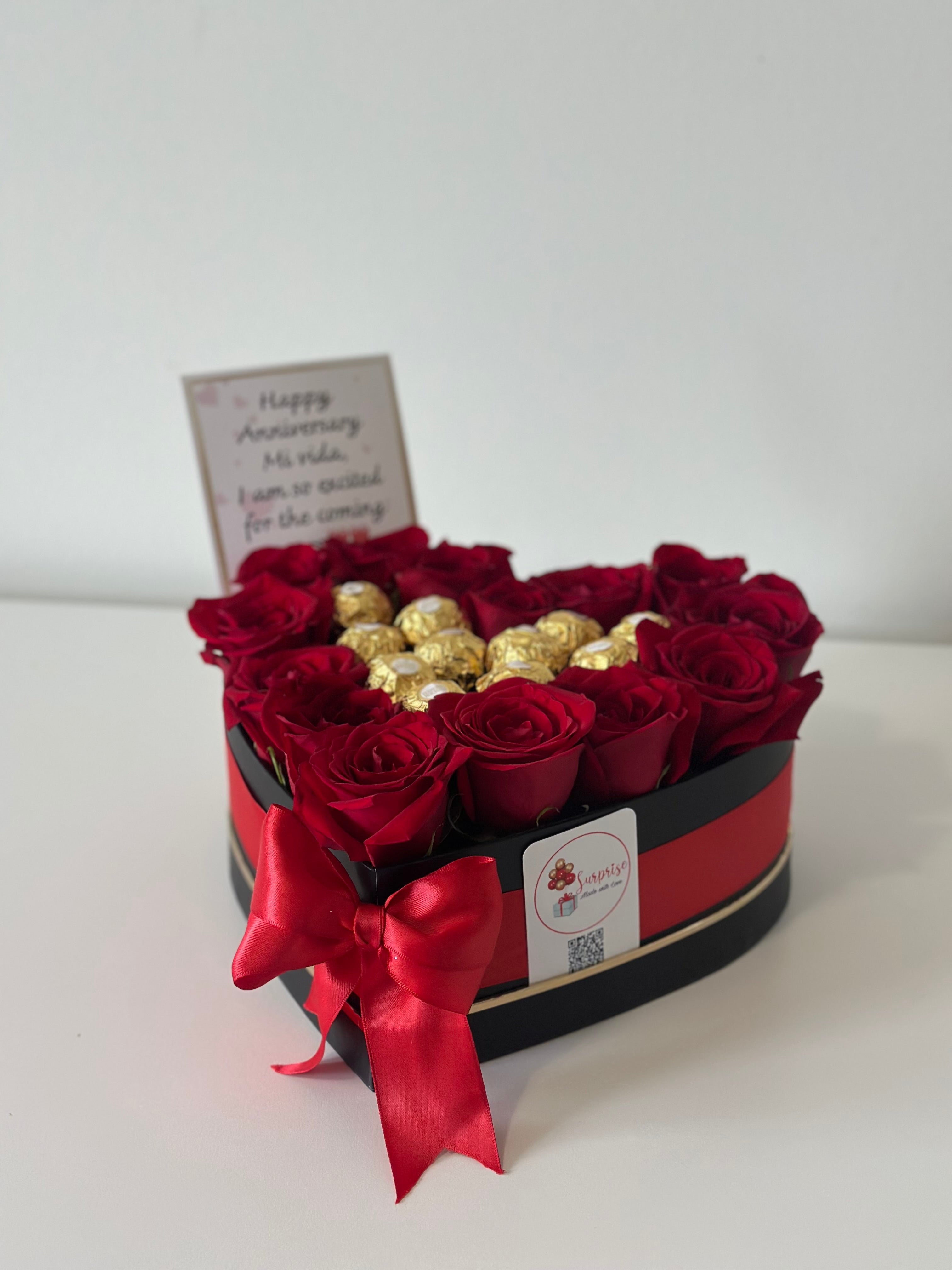 Petite Heart Box – 12 Roses & Ferrero Rocher | Caja Corazón Pequeña con Rosas y Chocolates