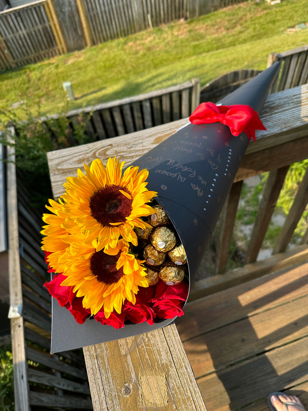 Luxe Bloom Cone / Luxe Bloom Cone - Cono de Flores y Chocolates