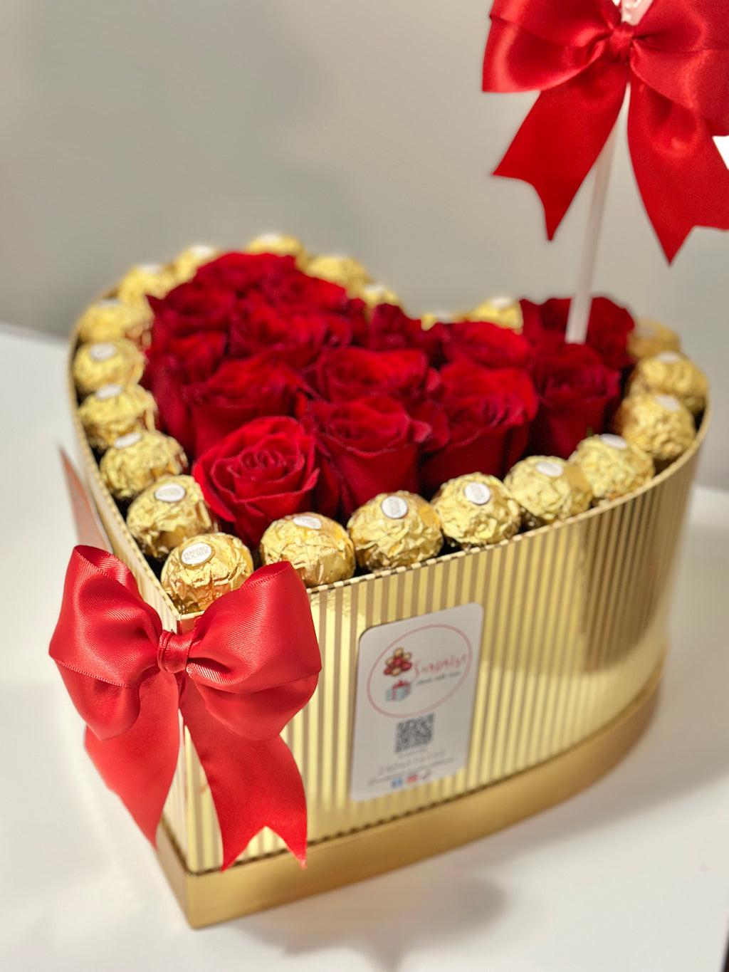 Sweet Heart Rose Box – 12 Roses & Ferrero Rocher with Personalized Balloon | Caja Corazón con Rosas, Ferreros y Globo Personalizado