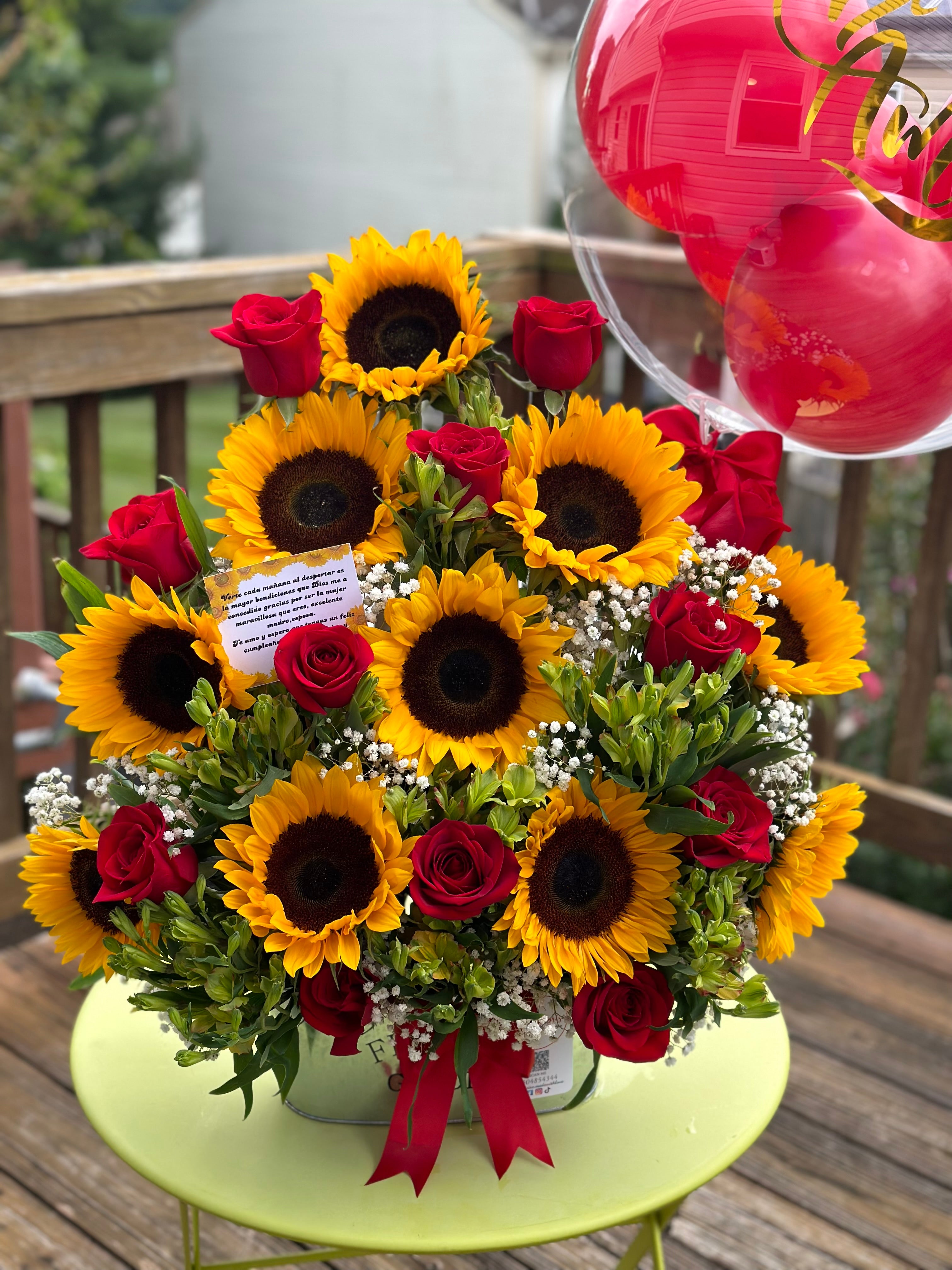 Sunrise & Roses Arrangement | Arreglo de Girasoles y Rosas con Globo Personalizado
