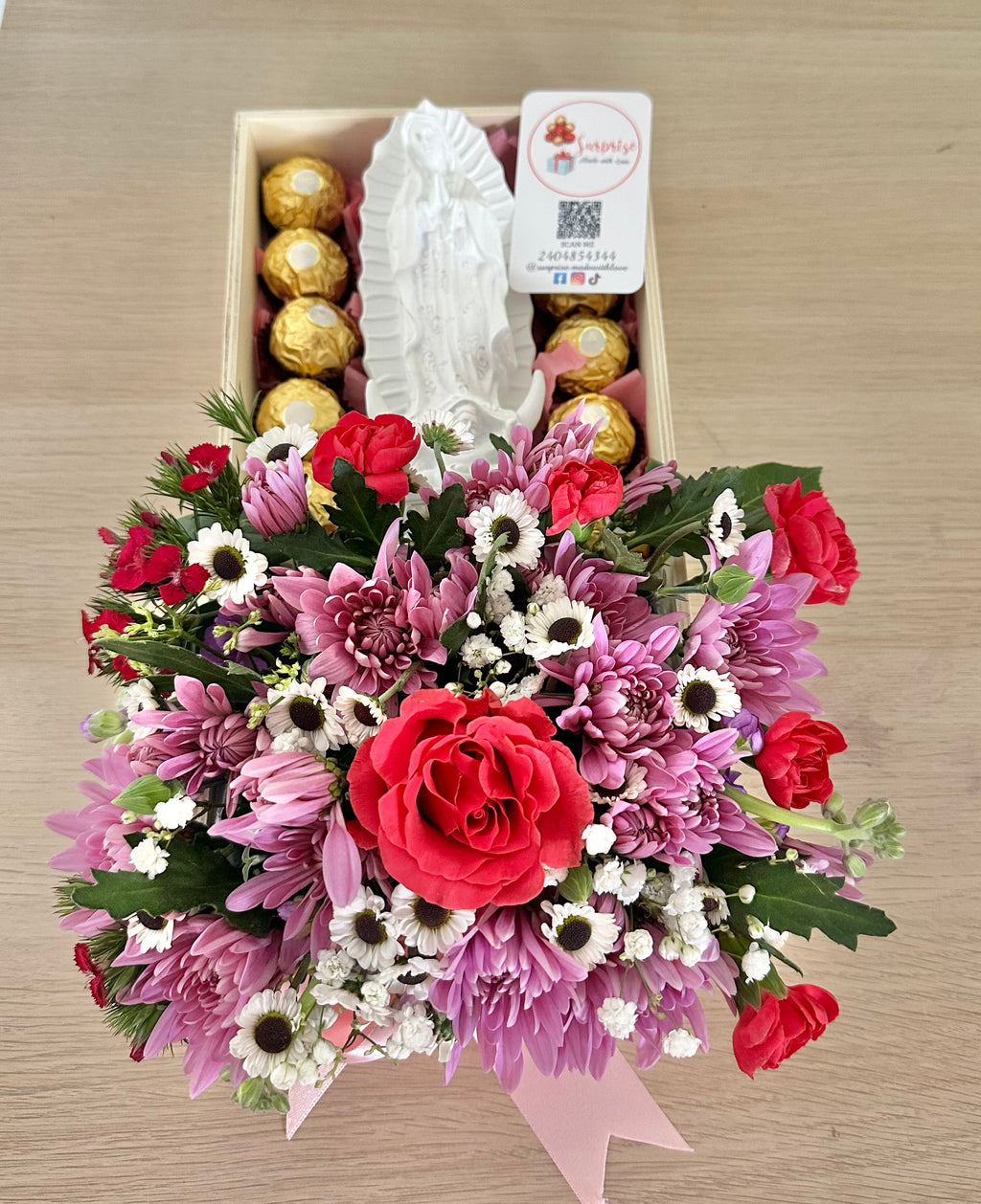 Virgen Box for Mom | Caja con Flores, Ferrero y Estatua de la Virgen