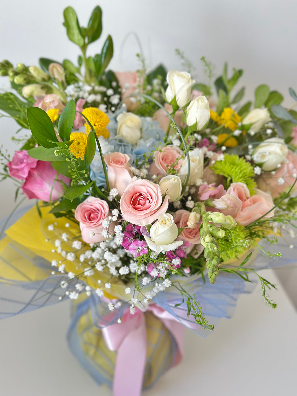 Bloom Haven Vase - Seasonal Arrangement / Bloom Haven Vase - Arreglo de Temporada