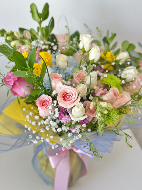 Bloom Haven Vase - Seasonal Arrangement / Bloom Haven Vase - Arreglo de Temporada