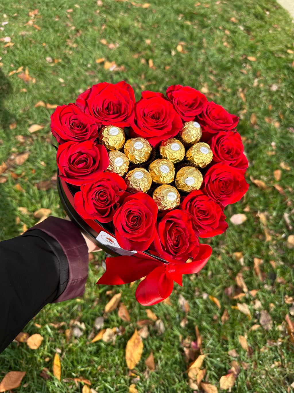 Petite Heart Box – 12 Roses & Ferrero Rocher | Caja Corazón Pequeña con Rosas y Chocolates