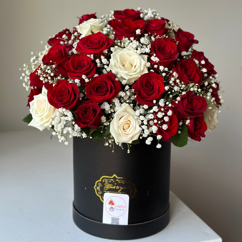 Fifty Roses Cylinder Box – Dual-Tone Rose Arrangement | Arreglo de 50 Rosas en Caja Cilíndrica