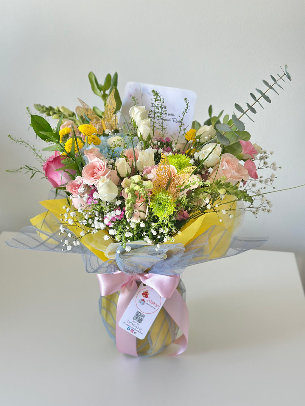 Bloom Haven Vase - Seasonal Arrangement / Bloom Haven Vase - Arreglo de Temporada