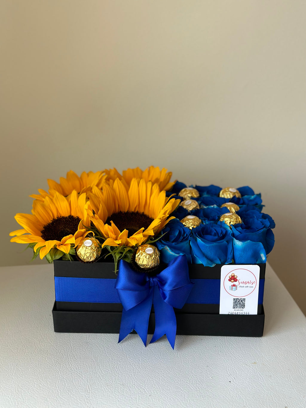 Chic Bloom Box - Roses, Sunflowers & Ferrero / Chic Bloom Box - Rosas, Girasoles y Ferrero