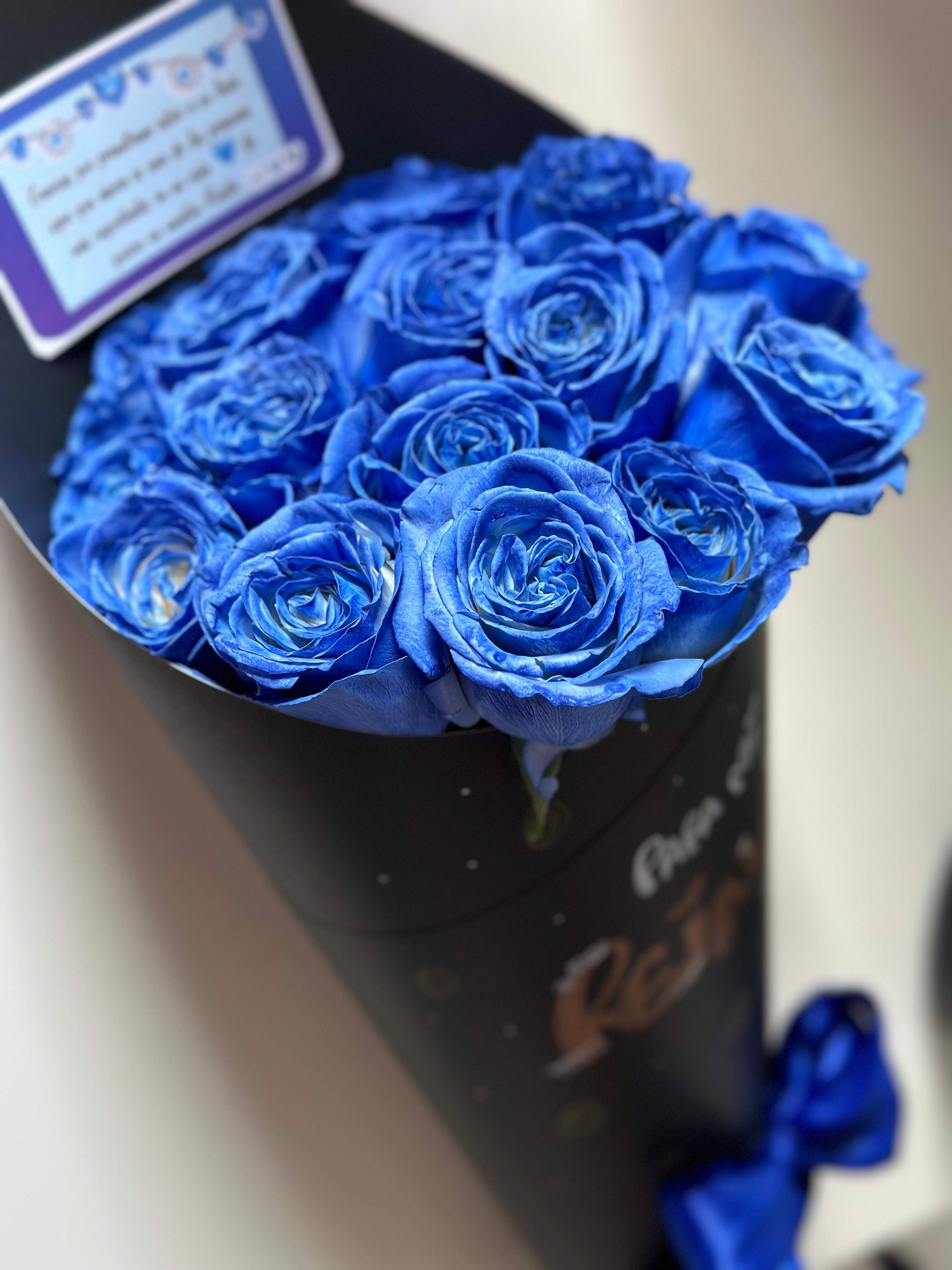 Blue Rose Cone | Cono de 12 Rosas Azules con Mensaje Personalizado