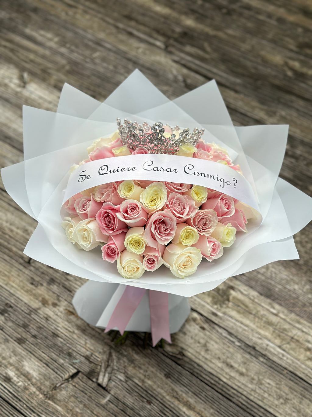 Forever Yours - 50 Roses Crown Bouquet / Forever Yours - Bouquet de 50 Rosas con Corona