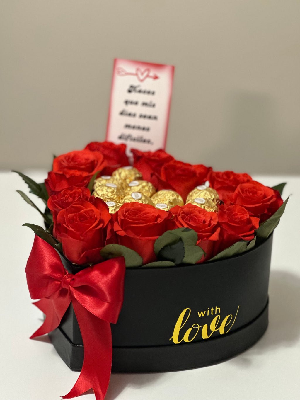 Petite Heart Box – 12 Roses & Ferrero Rocher | Caja Corazón Pequeña con Rosas y Chocolates