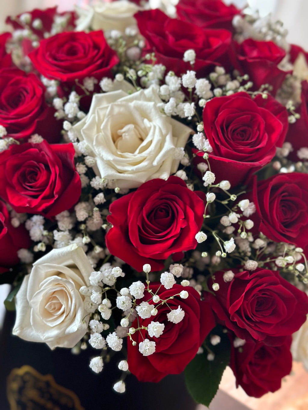 Fifty Roses Cylinder Box – Dual-Tone Rose Arrangement | Arreglo de 50 Rosas en Caja Cilíndrica