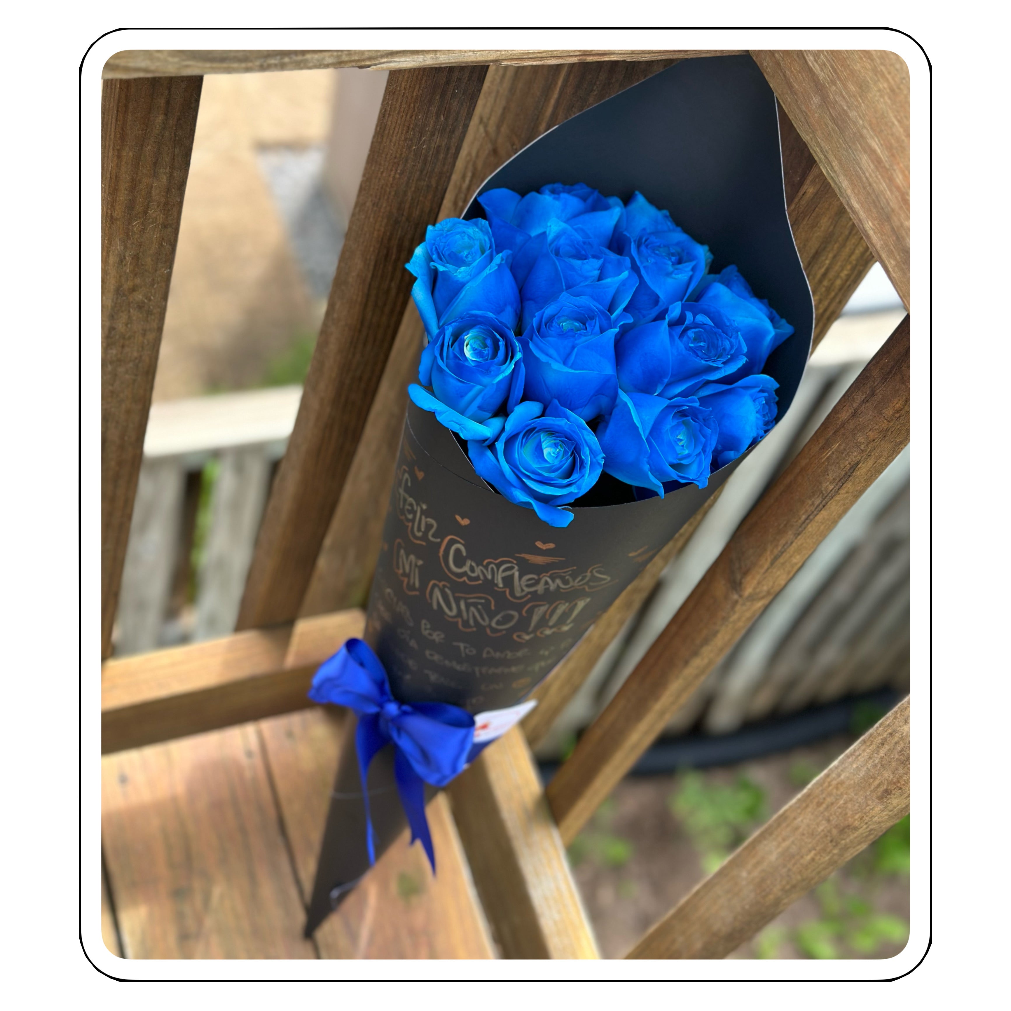Blue Rose Cone | Cono de 12 Rosas Azules con Mensaje Personalizado