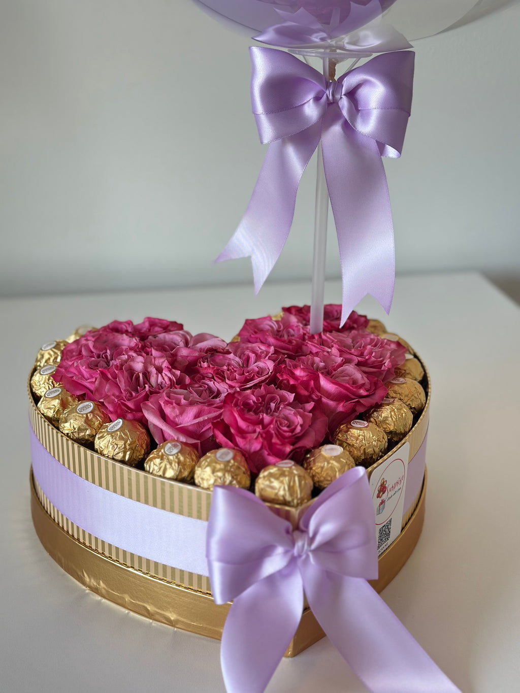 Sweet Heart Rose Box – 12 Roses & Ferrero Rocher with Personalized Balloon | Caja Corazón con Rosas, Ferreros y Globo Personalizado
