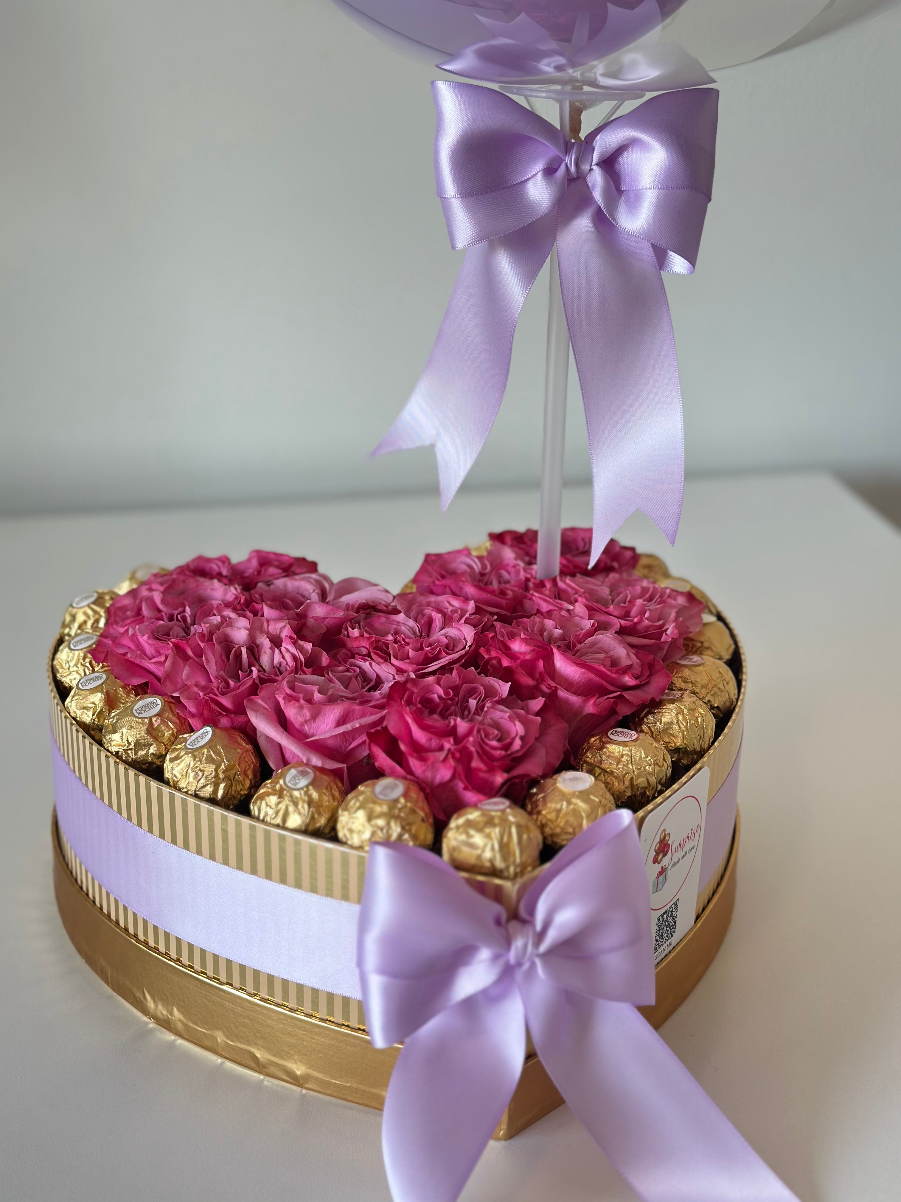 Sweet Heart Rose Box – 12 Roses & Ferrero Rocher with Personalized Balloon | Caja Corazón con Rosas, Ferreros y Globo Personalizado