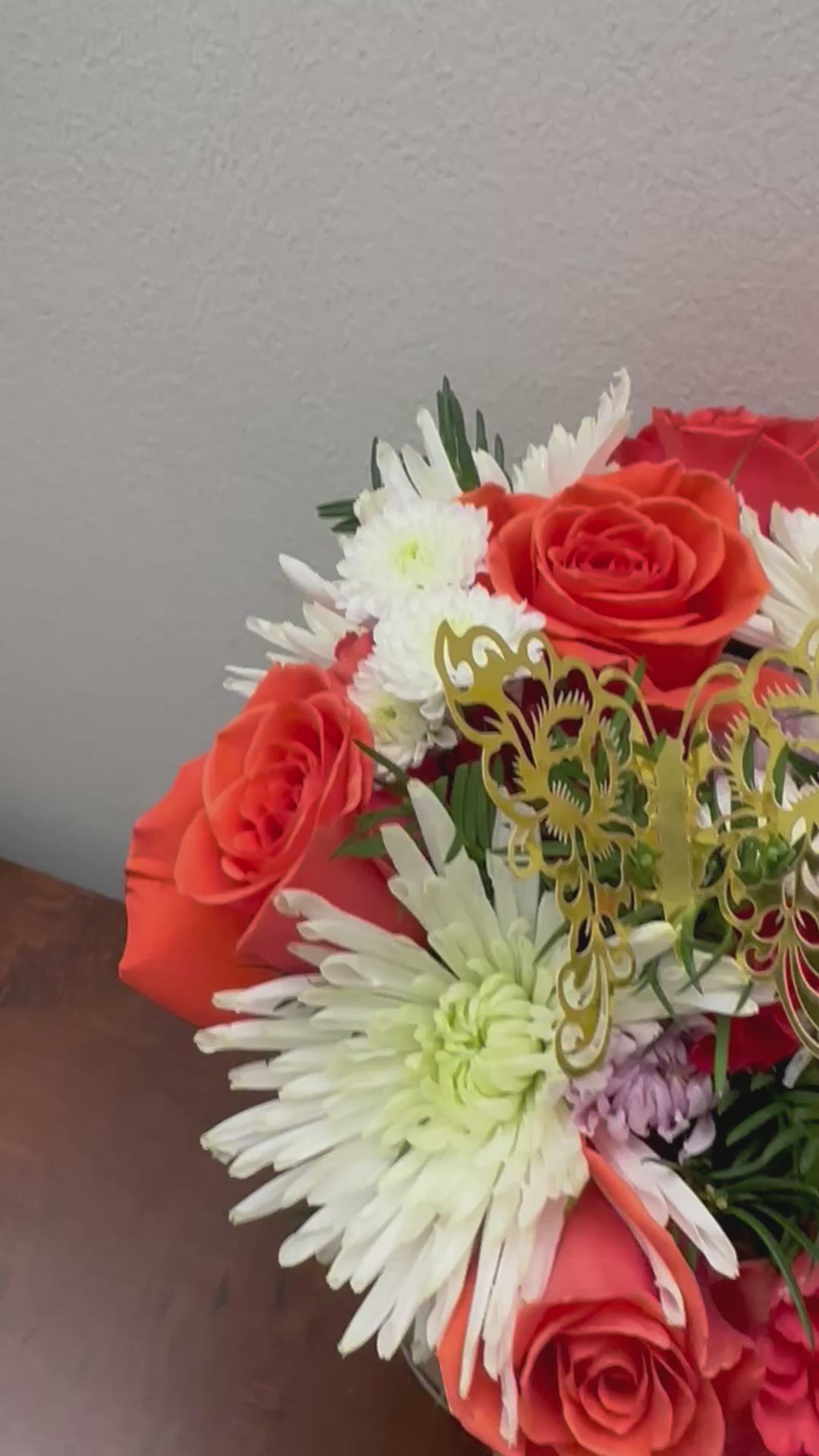 Bright Days Vase - Seasonal Arrangement / Bright Days Vase - Arreglo de Temporada